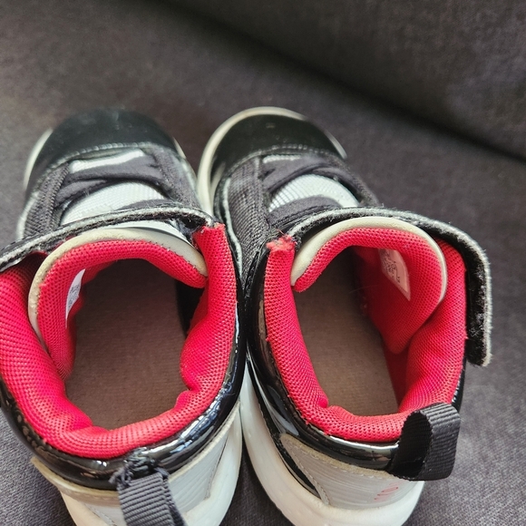 Nike Air Jordan Max Aura TD Sneakers Little kids size 8.5C Black Red - Picture 7 of 8